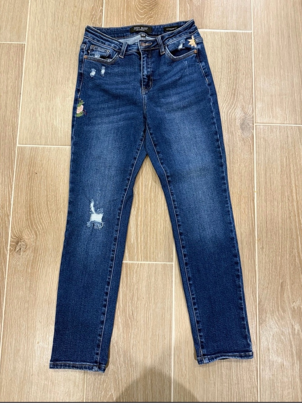 Judy Blue Boyfriend Fit Distressed Embroidered Floral Jeans High Rise Size 3/26